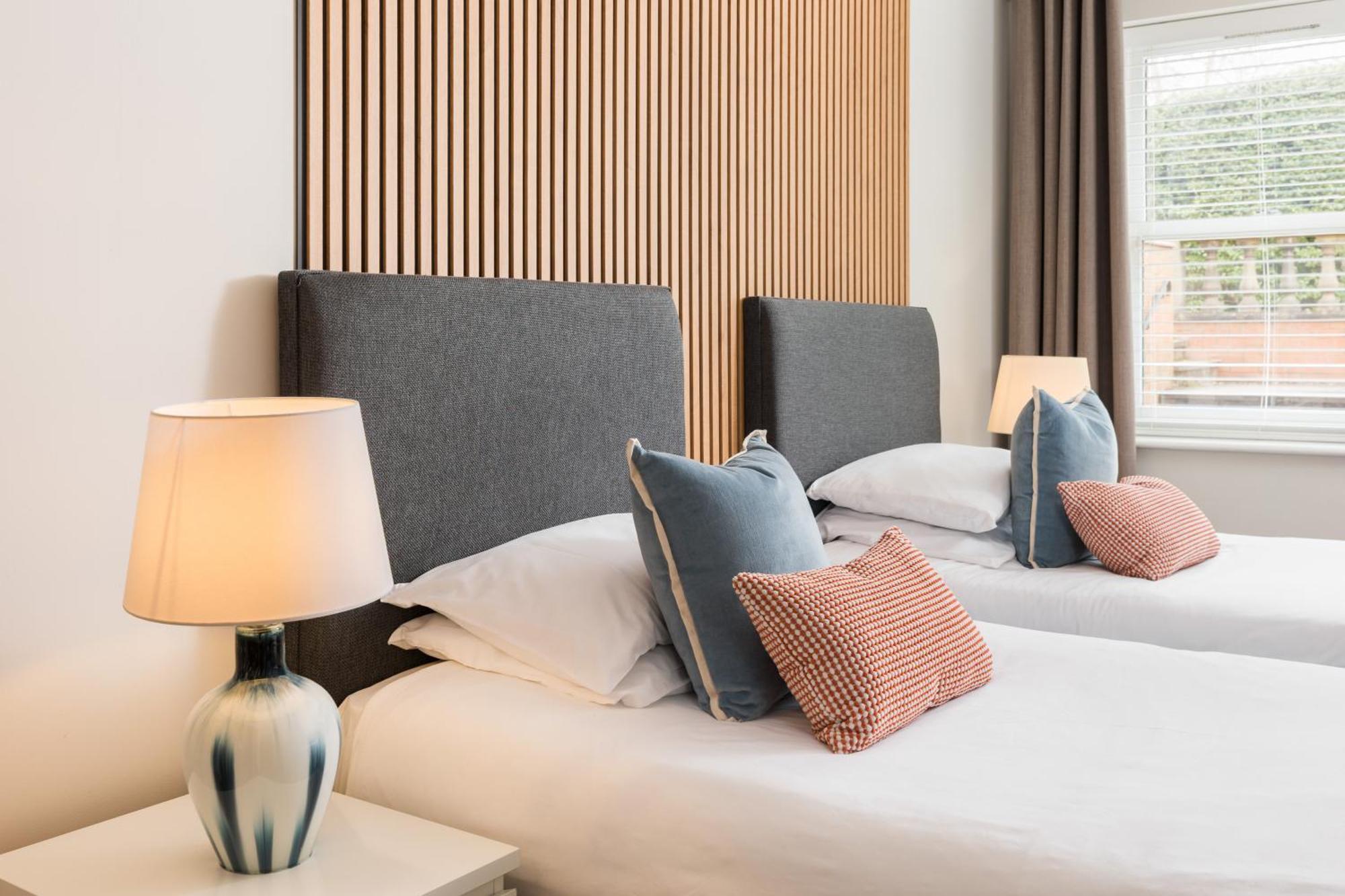 Modern 2-Bedroom Apartments With Free Parking In Leamington Exteriér fotografie