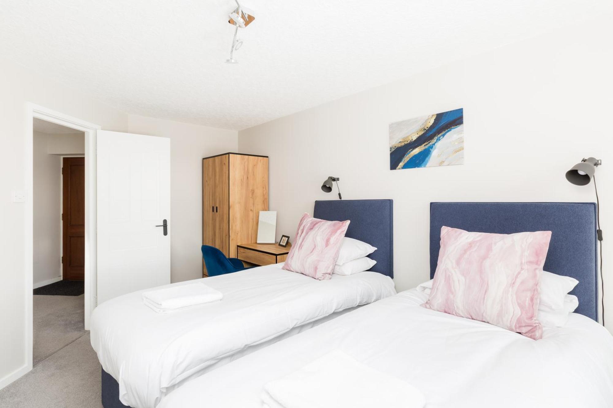 Modern 2-Bedroom Apartments With Free Parking In Leamington Exteriér fotografie