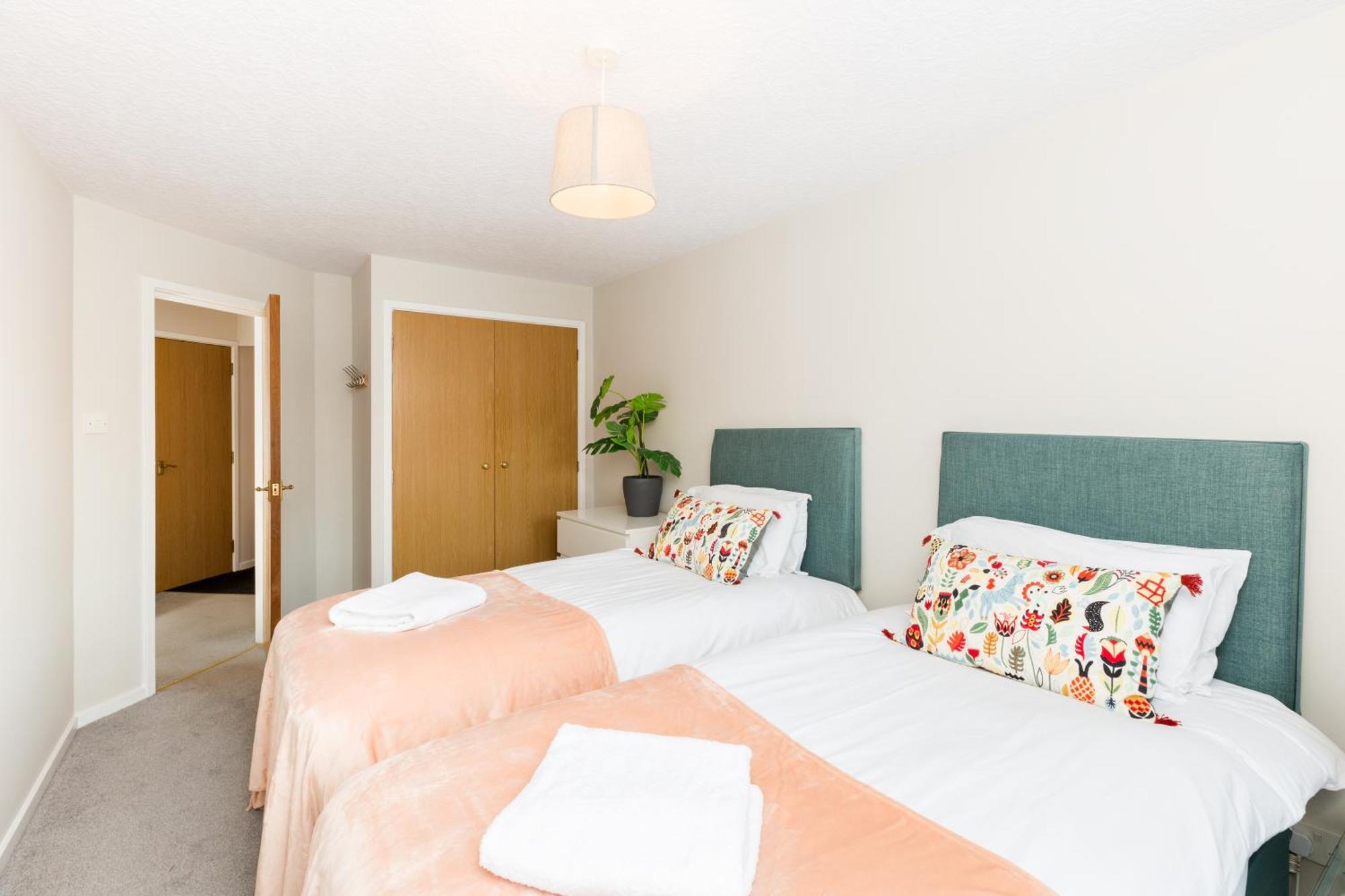 Modern 2-Bedroom Apartments With Free Parking In Leamington Exteriér fotografie