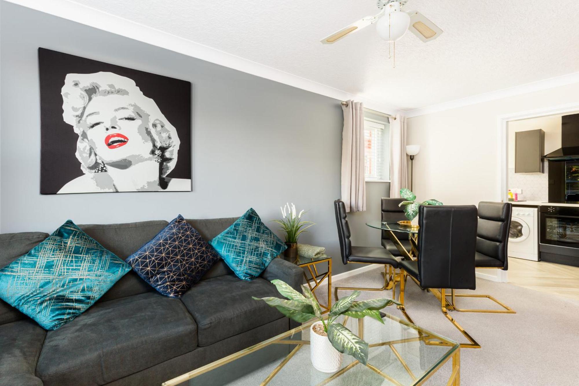 Modern 2-Bedroom Apartments With Free Parking In Leamington Exteriér fotografie