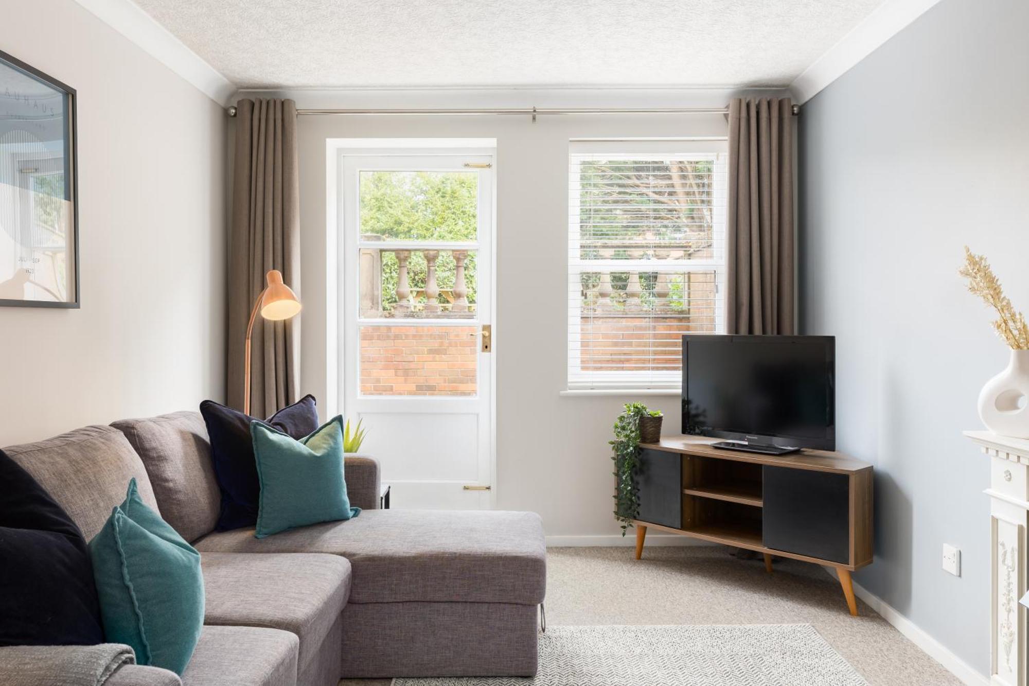 Modern 2-Bedroom Apartments With Free Parking In Leamington Exteriér fotografie
