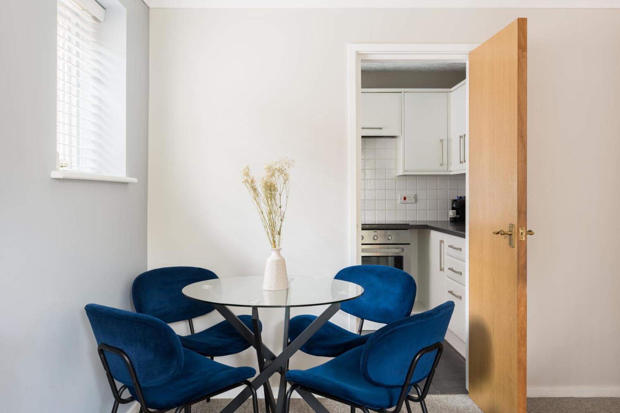 Modern 2-Bedroom Apartments With Free Parking In Leamington Exteriér fotografie