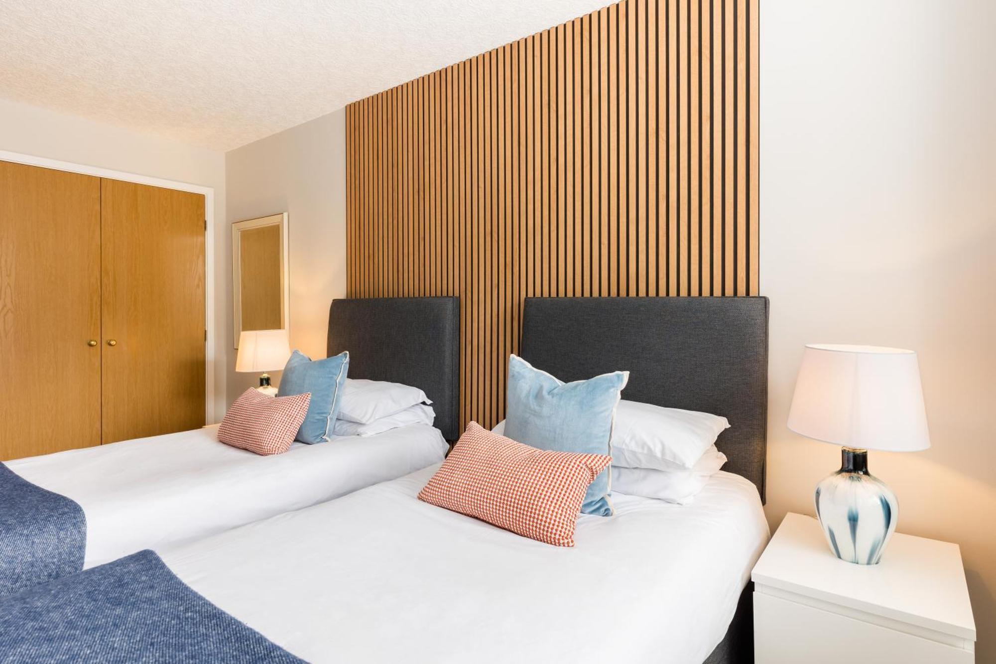 Modern 2-Bedroom Apartments With Free Parking In Leamington Exteriér fotografie