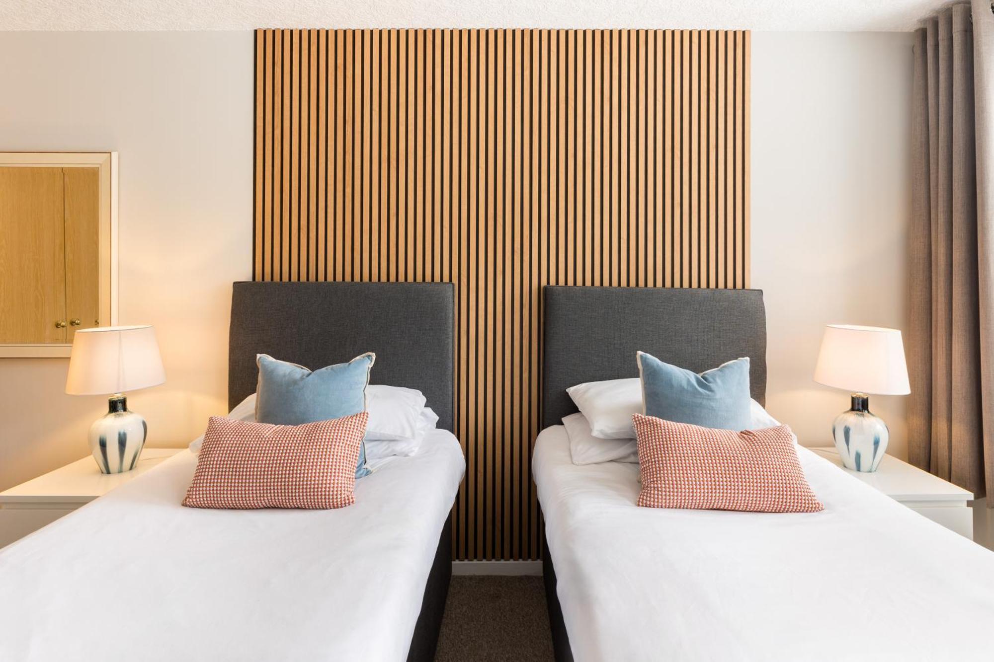 Modern 2-Bedroom Apartments With Free Parking In Leamington Exteriér fotografie